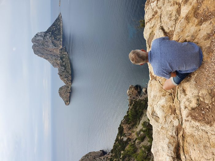 Tjaart uitkijkend over zee – Ibiza